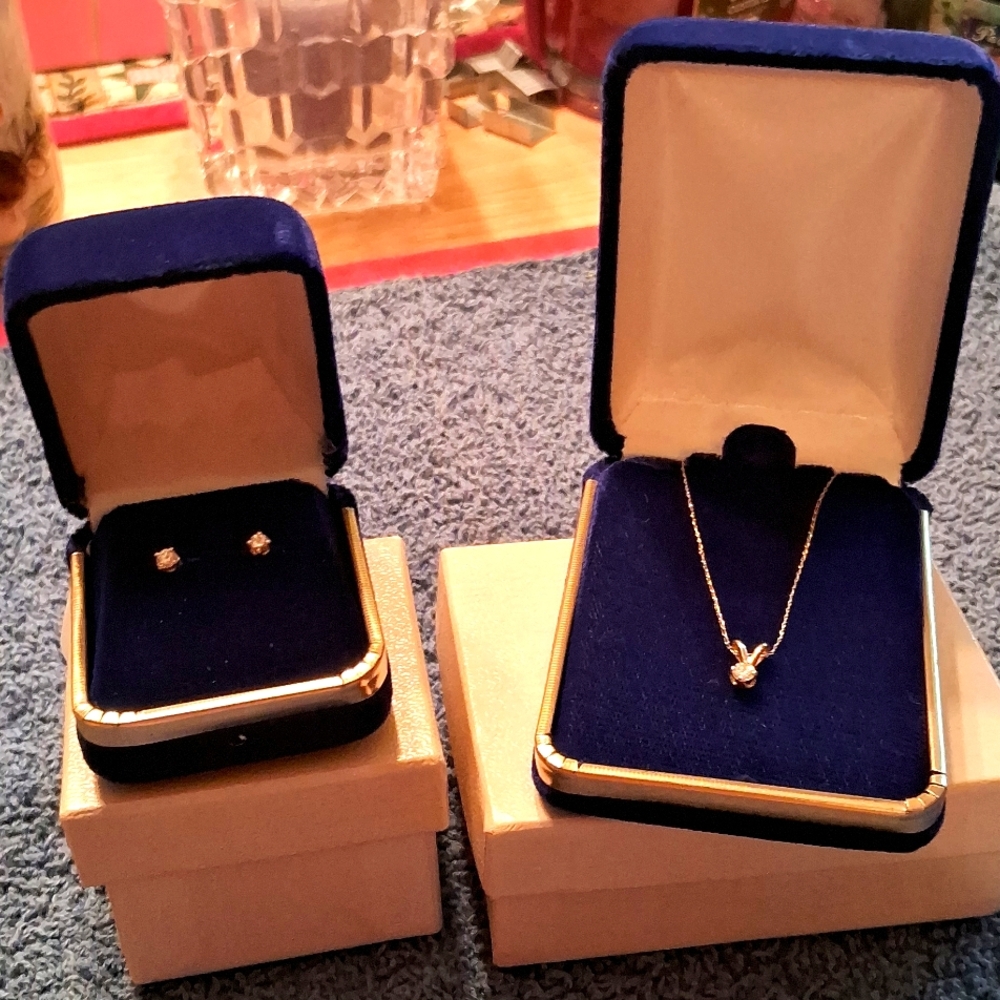 NWT,10KGold,22",Fine Chain with .15ct Real Diamond Pendant & .20ct Diamond Studs